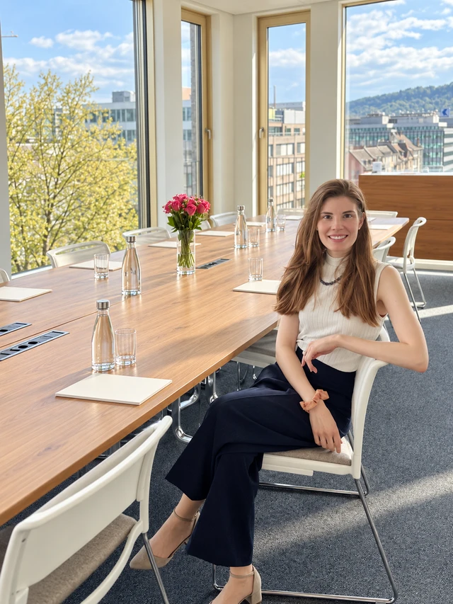 Evelyne Eyer in einem hellen Seminarraum